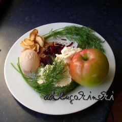 Rote Bete, Apfel, Ei, Dill, Senfkörner mit Frischkäse