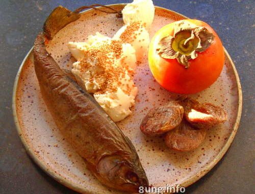 Zutaten für eine Frischkäsezubereitung mit Forelle, Khaki, Feigen,Senfkörnern