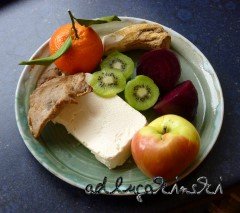 Rote Bete, Kalbfleisch, Kiwi, Mandarine, Apfel, Meerrettich mit Frischkäse