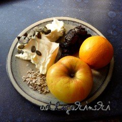 ☕ Rezept: Orange, Apfel, Backpflaumen, Kürbiskerne, Sonnenblumenkerne mit Frischkäse | Kulturmagazin 8ung.info