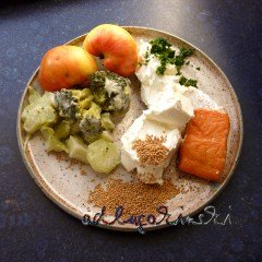 Stremellachs, Brokkoli, Apfel, Senfkörner, Kresse  mit Frischkäse