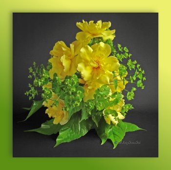 Blumengesteck: Gelbe Rosen, Wolfsmilch, Weinblätter