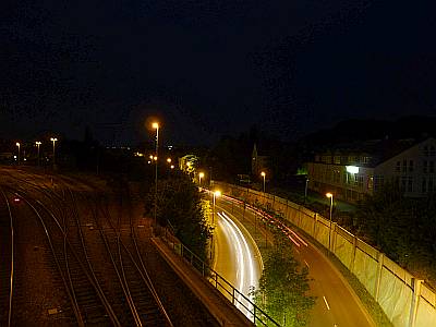 Autos auf einer Strasse bei Nacht