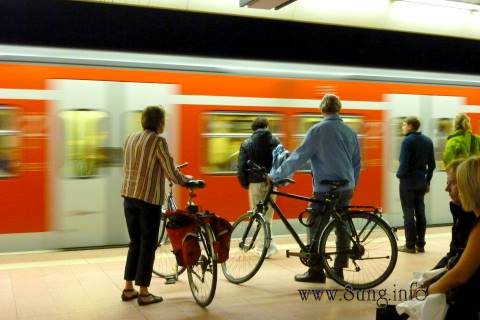 Passagiere im Stuttgarter S-Bahnhof