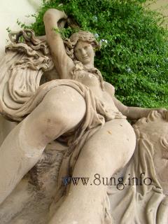 Göttin aus Stein in der Orangerie im Bayreuther Hofgarten