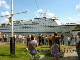 Kreuzfahrtschiff im Nord-Ostsee-Kanal