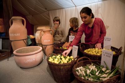 R÷mischer Markt mit Kindern