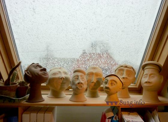 w.koepfe.keramik.fenster.schnee 009a