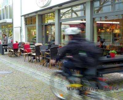 Strassencafe wartet auf Gäste