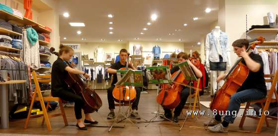 Klassische Musik - Cellokonzert im Kaufhaus