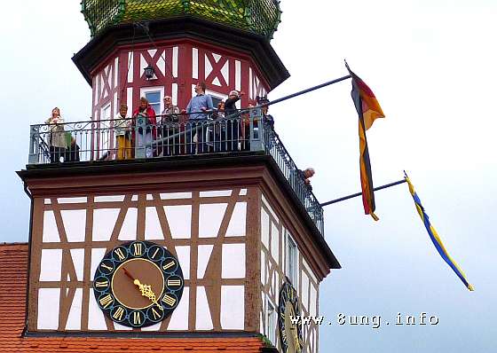 Eroberer des Kirchheimer Rathausturmes zeigen Flagge