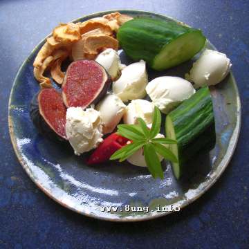 Feige, Trockenäpfel, Gurke, Paprika, Zitronenverbene mit Frischkäse