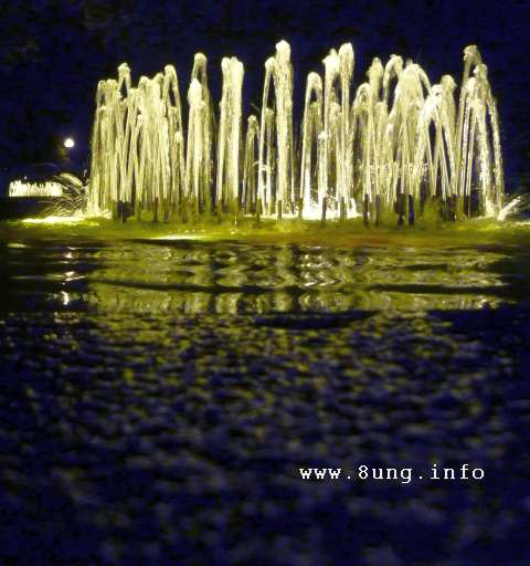 Springbrunnen bei Nacht in Stuttgart | Bild des Tages | Kulturmagazin 8ung.info