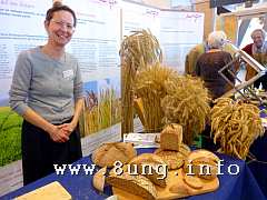 Fachfrau für Getreide auf der Messe