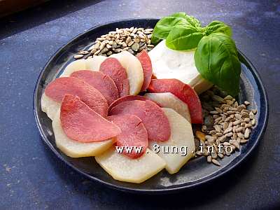 Rinderzunge, Kohlrabi, Sonnenblumenkerne, Kürbiskerne mit Frischkäse