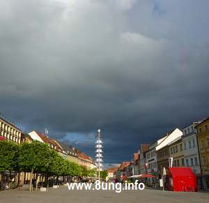 Gewitterwolken auf dem Bayreuther Marktplatz kurz vor dem Regen