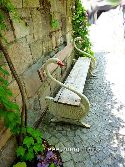 Bank mit Schwanenhälsen