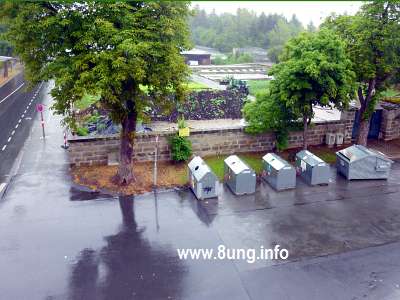 Strasse bei Regen mit Containern, Bäumen, Gärtnerei