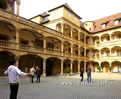 Sonne, aber kühl im Alten Schloss in stuttgart