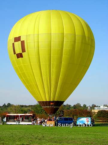 gelber Riesenballon vor blauem Himmel 