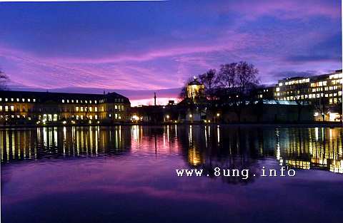 Skyline von Stuttgart spiegelt sich im Eckensee