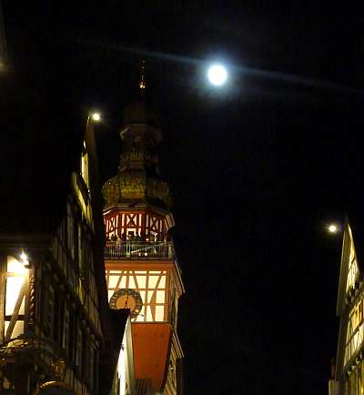 Rathausturm in Kirchheim bei fast Vollmond 