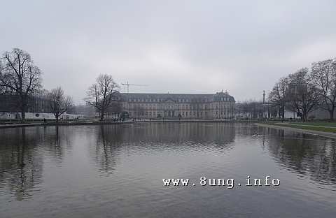 Neues Schloss in Stuttgart im Nebel