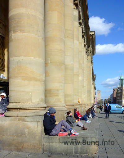 Stuttgart Königsstraße mit Sonnenanbetern vor dem Königsbau