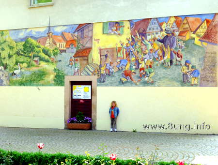 Tulpen, Kind, Wandbild in Haslach im Kinzigtal