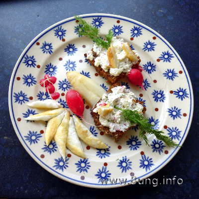 Spargel mit Ei, Radieschen, Dill und Frischkäse auf dem Volkornbrot