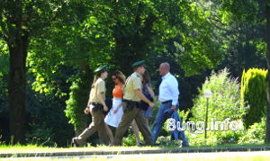 Polizei auf dem Weg zum Festspielhaus in Bayreuth