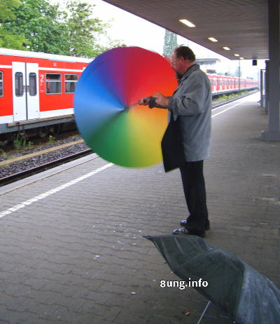 Regenschirm am Bahnstein