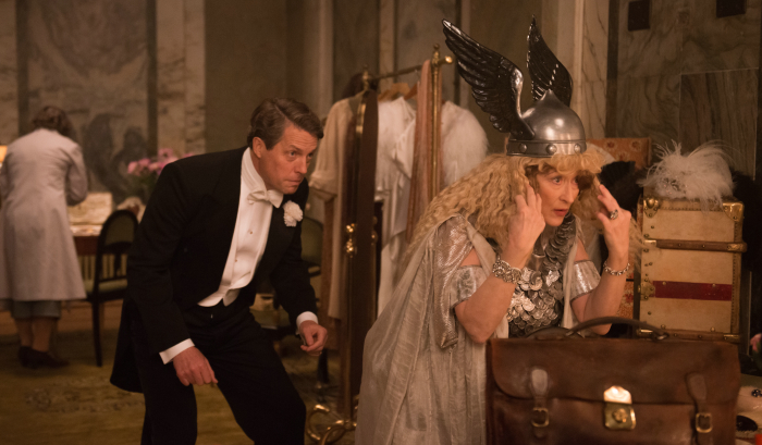 Florence Foster Jenkins (Meryl Streep) rüstet sich für ihren großen Auftritt. Ehemann St. Clair Bayfield (Hugh Grant) ist ihr größter Unterstützer. © 2016 Constantin Film Verleih GmbH