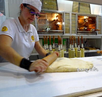 Bäckerin rollt Hefetig für Baumkuchen