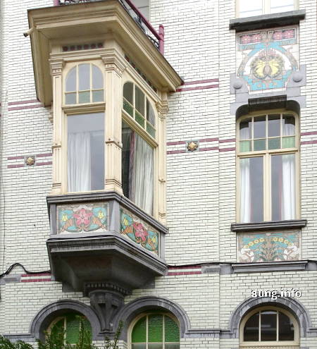 Bemalter Erker an Jugendstil-Haus in Gent