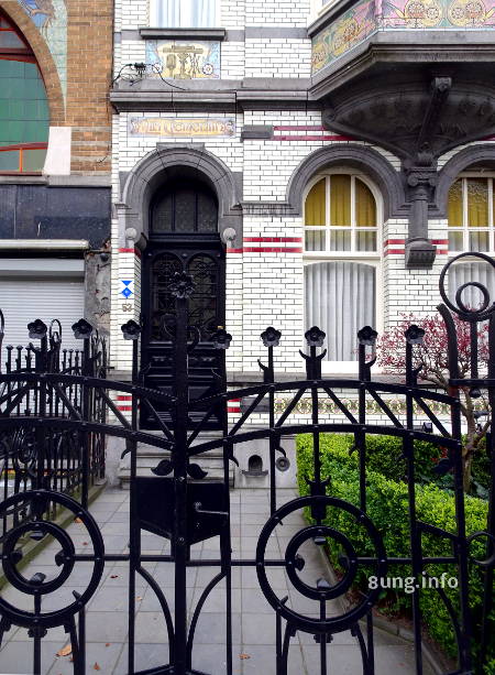 Schmiedeeisernes Tor vor Jugendstil-Häuser in Gent