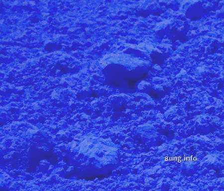 Yves Klein im Museum Bozar - blaue Farb-Pigmente, Vergrößerung