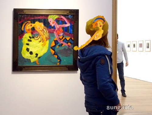 Nolde-Ausstellung mit Besucherin, die ein Bild an der Mütze trägt