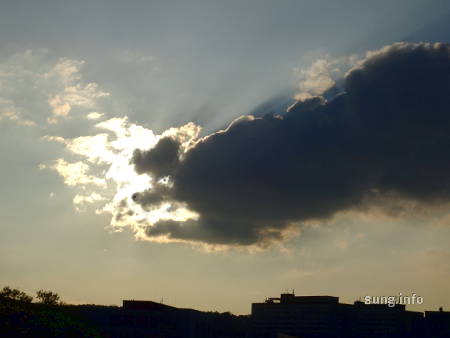 Sonnenuntergang: Wolke wie ein Bär