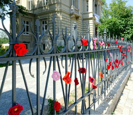 gehäkelte rote Blumen weisen den Weg zur Landesgartenschau Apolda