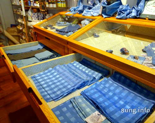 Blaue Tücher mit Färberwaid gefärbt 