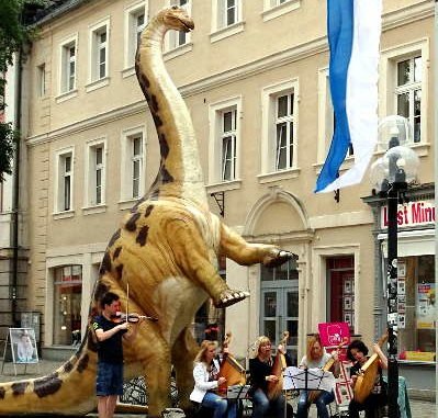 Straßenmusik in Bayreuth unterm Dinosaurier