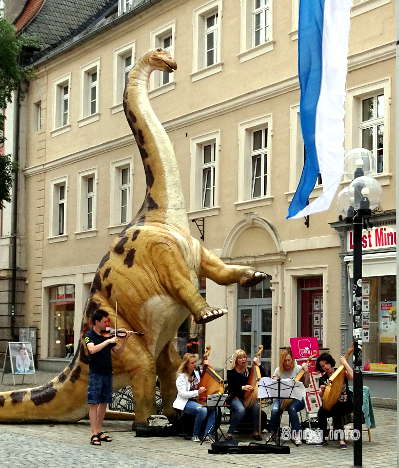 Straßenmusik in Bayreuth unterm Dinosaurier