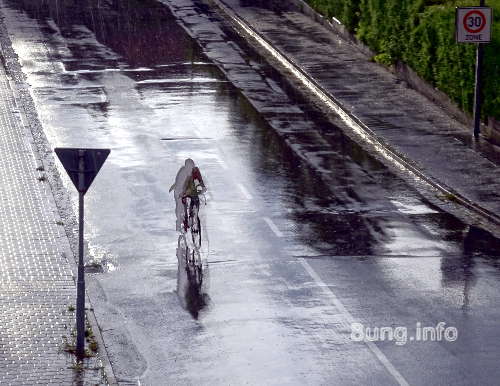 Radfahrer - vorn Regen, hinten Sonne
