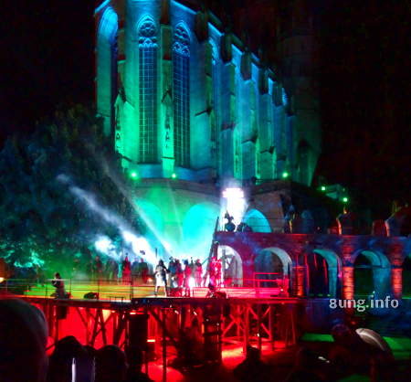 Domtreppe Festspiel in buntem Licht