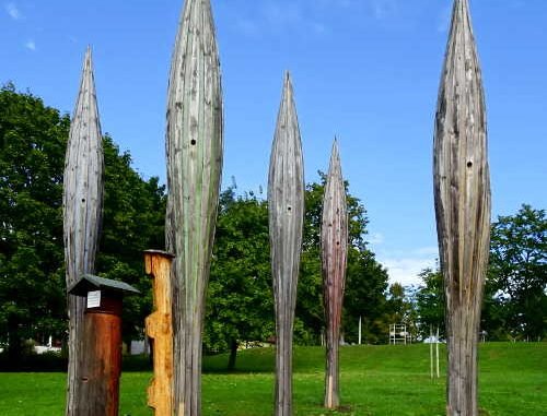 Bienenkästen aus Holz in Raketenform