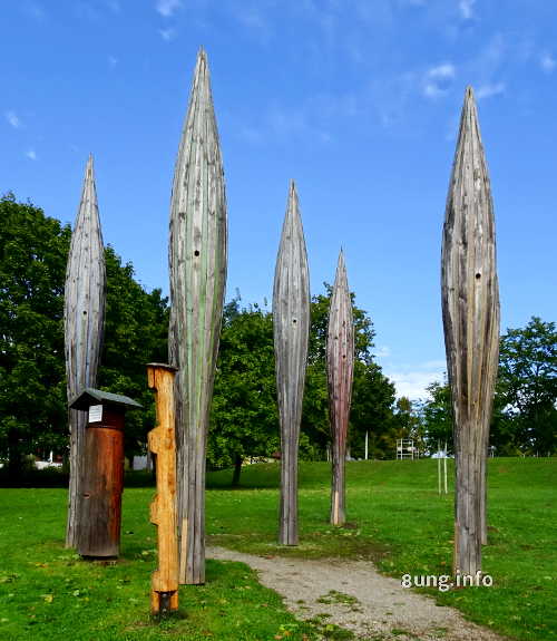 Bienenkästen aus Holz in Raketenform