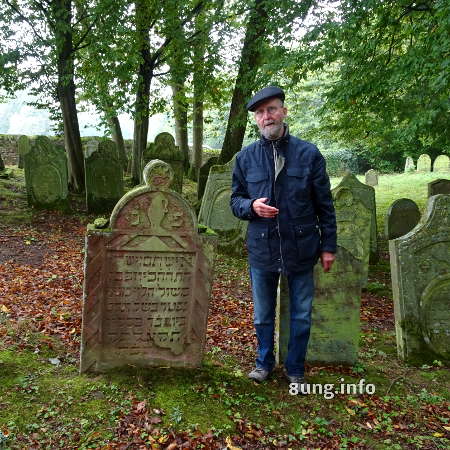 Fremdenführer und Grabsteine auf dem jüdischen Friedhof Bad Rappenau
