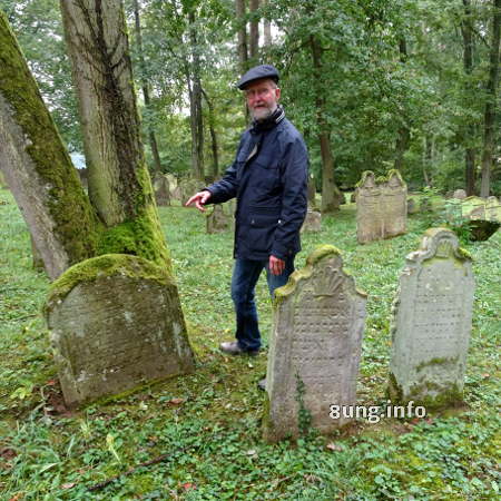 Fremdenführer am ältesten Grabsteine auf dem jüdischen Friedhof Bad Rappenau