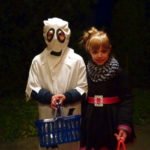 Kinder verkleiden sich als Gespenst und Hexe zu Halloween